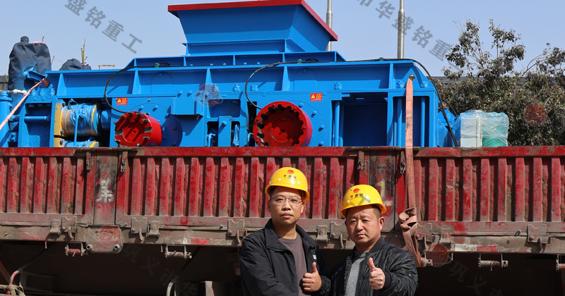 鵝卵石制砂用什么破碎機？推薦對輥機價格不貴還耐用